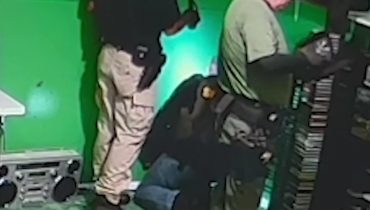 Raper pokazał w klipach nagrania z monitoringu, przedstawiając policyjny nalot na jego dom. Teraz ma problemy