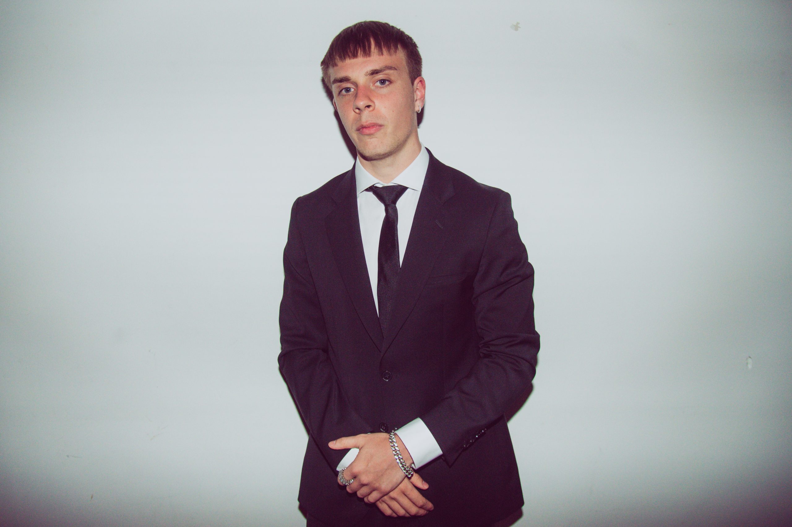 Kinny Zimmer drugi raz dissuje Okiego. Wspomina o jego byłej, twierdzi, iż Quebo pisze mu freestyle i mówi, iż raper „przyj*bał się o dziewczynę”