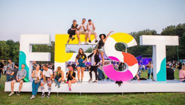 Gwiazdy indie popu z Wielkiej Brytanii oraz najbardziej gwiazdorski rapowy kolektyw w Polsce gwiazdami FEST Festivalu
