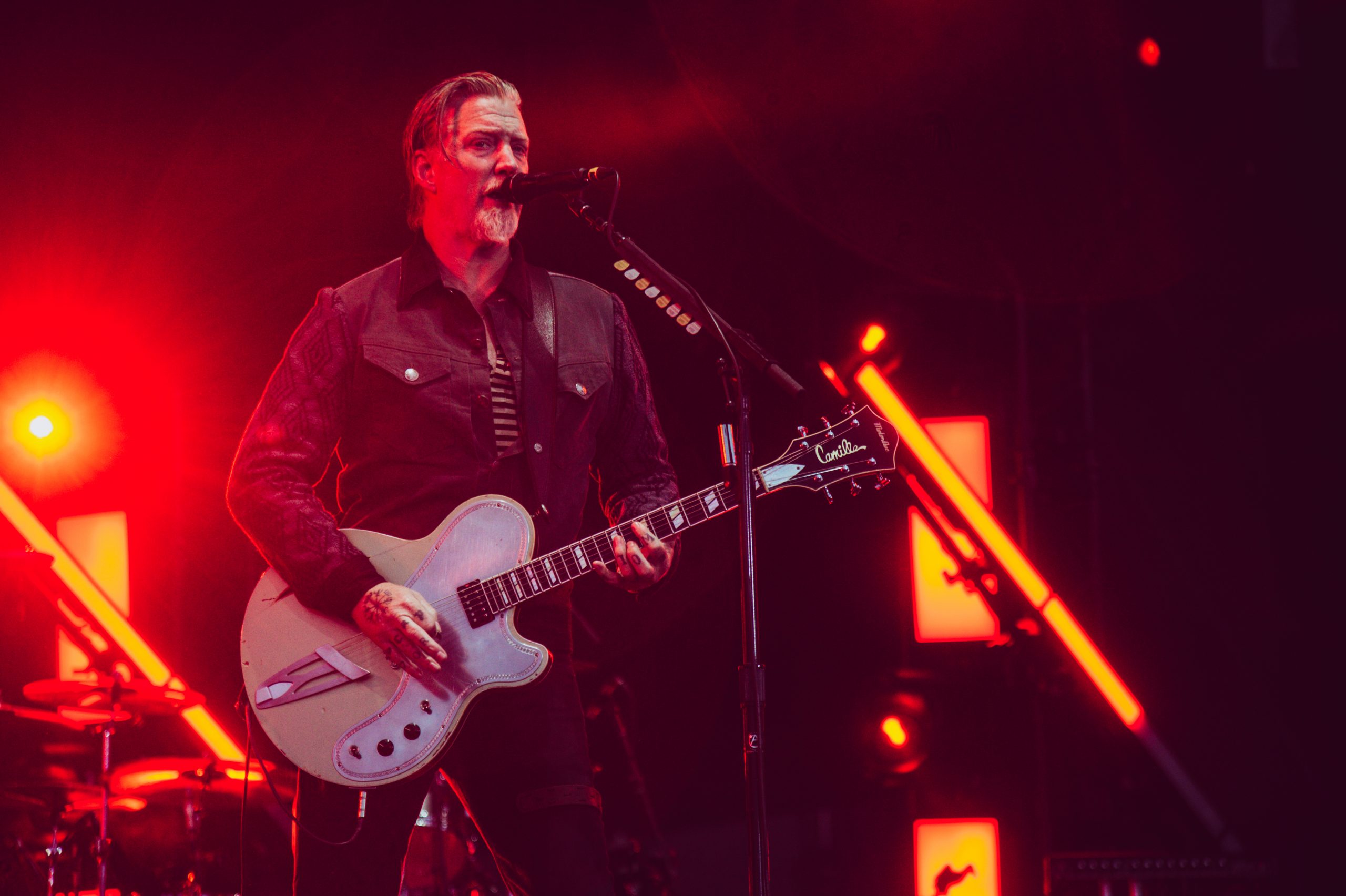 Queens Of The Stone Age uruchomili własną infolinię do narzekania. „Żadna skarga nie jest przesadzona”