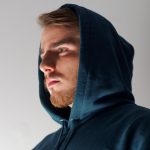Ochman przedstawia singiel „Ona widzi nas”