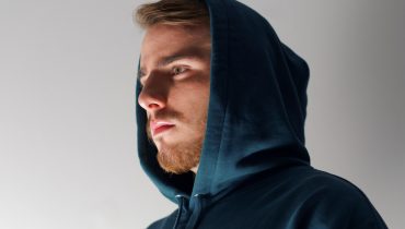 Ochman przedstawia singiel „Ona widzi nas”