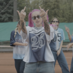 Mamy klip do kawałka, w którym Young Leosia ciśnie swoją sąsiadkę i rozprawia się ze swoim otoczeniem