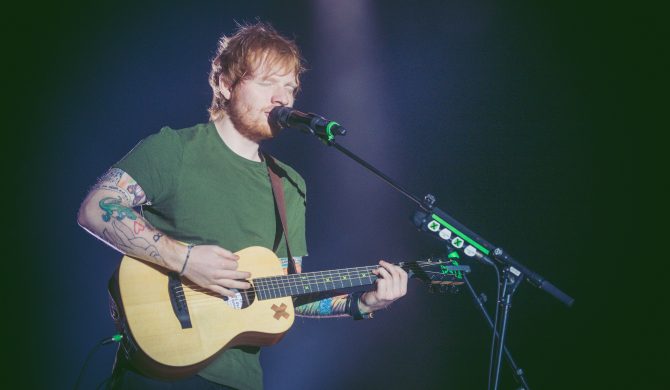 Ed Sheeran ma wykopany grób na własnym podwórku