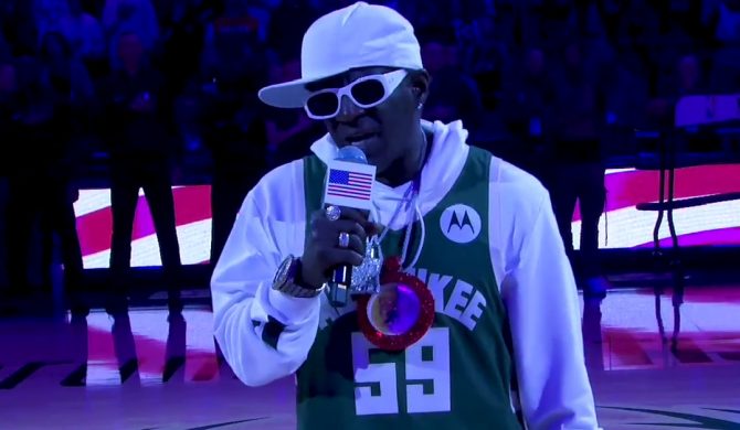 Flavor Flav z przedziwną wersją hymnu na przed meczem NBA