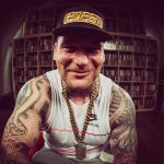 Popek odsłania kolejny tatuaż na głowie. „Nawet mnie do kryminału nie wpuszczą z tym ryjem”