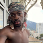 Lil Nas X   szokuje halloweenowym przebraniem. Muzyk przebrał się za zakrwawiony tampon