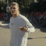 Frosti z emocjonalnym singlem: „Za siedem złotych za godzinę w nocy odśnieżałem dworzec”