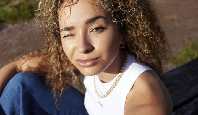 Ella Eyre prezentuje teledysk do singla „Head in the Ground”