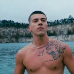 Chłopak Young Leosi wypuścił singiel napisany przez raperów i raperki. Jak wyszło?