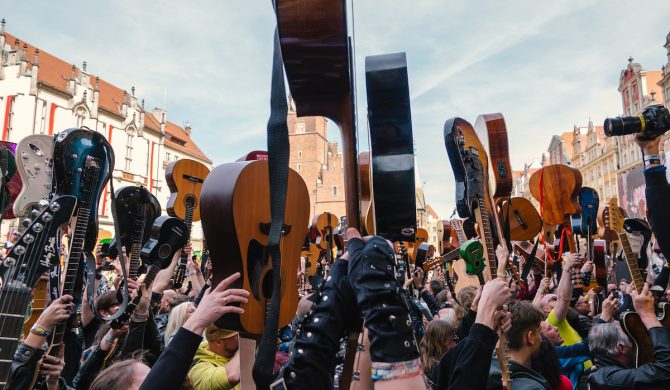 Gitarowy Rekord Świata 2024: Zagrają Hołdys i Waglewski