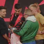Kaczor BRS wparował na konferencję Prime z dmuchaną lalą