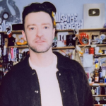 Justin Timberlake z 14-osobowym zespołem, na scenie Tiny Desk Concert