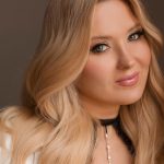 Gosia Andrzejewicz poszła do kościoła z kurą. Znowu