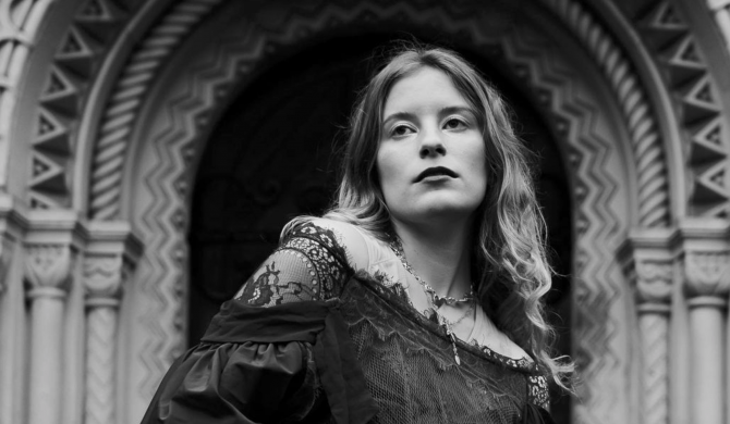 Paris Paloma zapowiada debiutancki album i śpiewa razem z 300 fankami