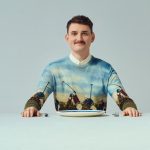 Merch Dawida Podsiadło reklamowali już Taco Hemingway i Iga Lis. Teraz artysta postawił na jeszcze bardziej zaskakujący duet