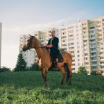 Pamiętacie jak Sokół jeździł koniem po mieście? Teraz robi to Krzysiek Zalewski