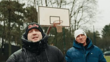 Babcia Icemana odegrała ważną rolę w historii Slums Attack. Przed śmiercią zdążyła jeszcze zagrać w jego nowym klipie