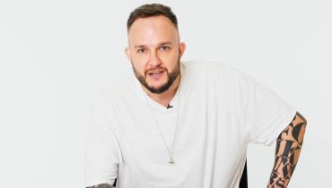 Ten Typ Mes nawija kawałek Molesty, a chwilę później śpiewa „Jak zapomnieć” Jeden Osiem L
