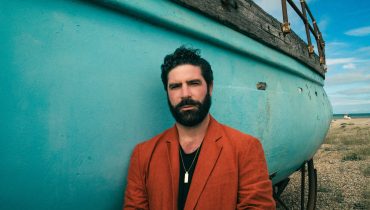 Yannis & The Yaw – frontman Foals prezentuje klip do singla „Rain Can’t Reach Us”