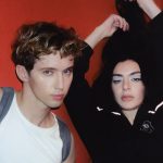 Charli xcx i Troye Sivan przedstawiają „Talk talk”