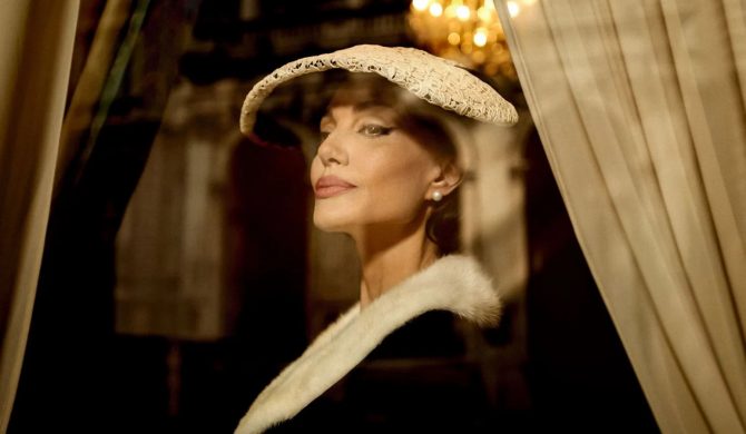 Znakomita ścieżka dźwiękowa do filmu „Maria” z udziałem Angeliny Jolie już dostępna