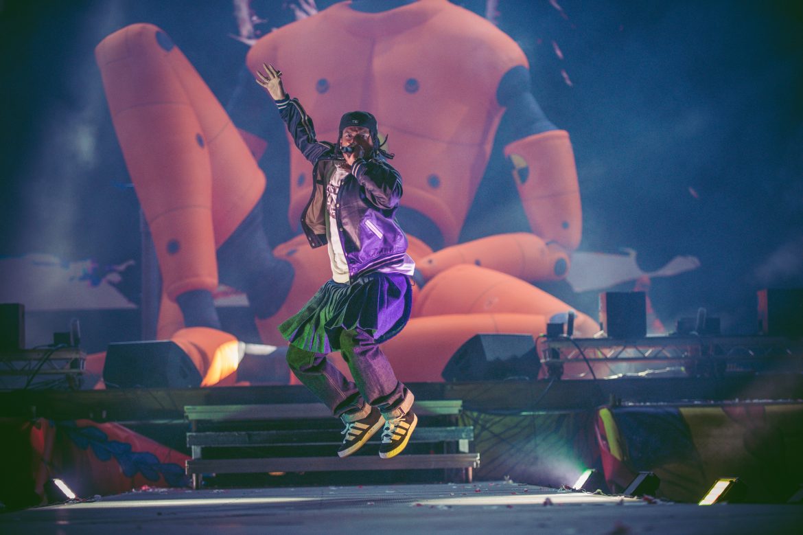 „Nie wiem, kto wyznaczył granicę między kobiecością a męskością, ale dla mnie ta granica nie istnieje”. A$AP Rocky przyznaje, że nosi ubrania Rihanny