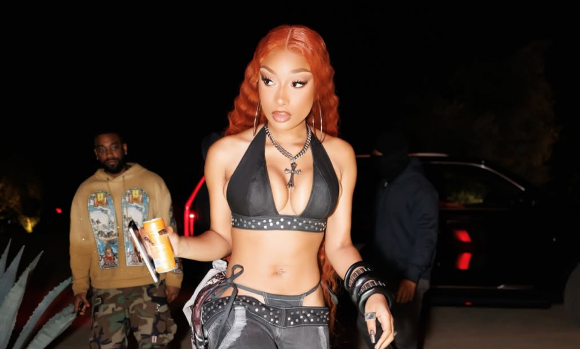 Megan Thee Stallion zachwyca odważną stylizacją. Denimowe G-string i ćwieki w roli głównej