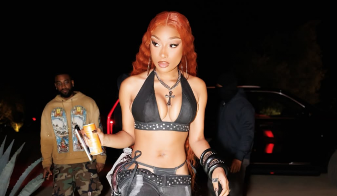 Megan Thee Stallion zachwyca odważną stylizacją. Denimowe G-string i ćwieki w roli głównej