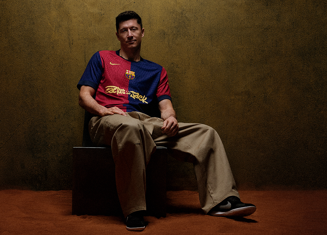 Wokalista Zakopower śpiewa Lewandowskiemu swój hit na murawie boiska FC Barcelony