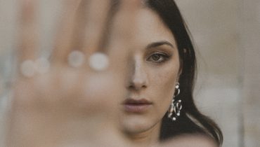 Pola Rise prezentuje „The Power of Coincidence: Silent Versions” – nowa, akustyczna odsłona debiutanckiego EP