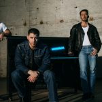 Jonas Brothers rozpoczynają lato nostalgicznym singlem „No Time To Talk”