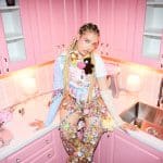 Sara James z nowym singlem „KIKI” – start letniego sezonu i zapowiedź rozszerzonego albumu „PLAYHOUSE”