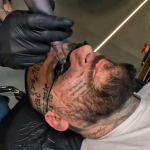 Popek usuwa tatuaże z twarzy – bolesna metamorfoza rapera