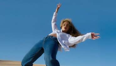 Ella Eyre rozlicza się z przeszłością w nowym singlu „red flags & love hearts”