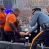 Fan masturbował się na koncercie Korna i SOAD. Innemu słuchaczowi się to nie spodobało, więc podszedł i z uderzył go z całej siły w głowę
