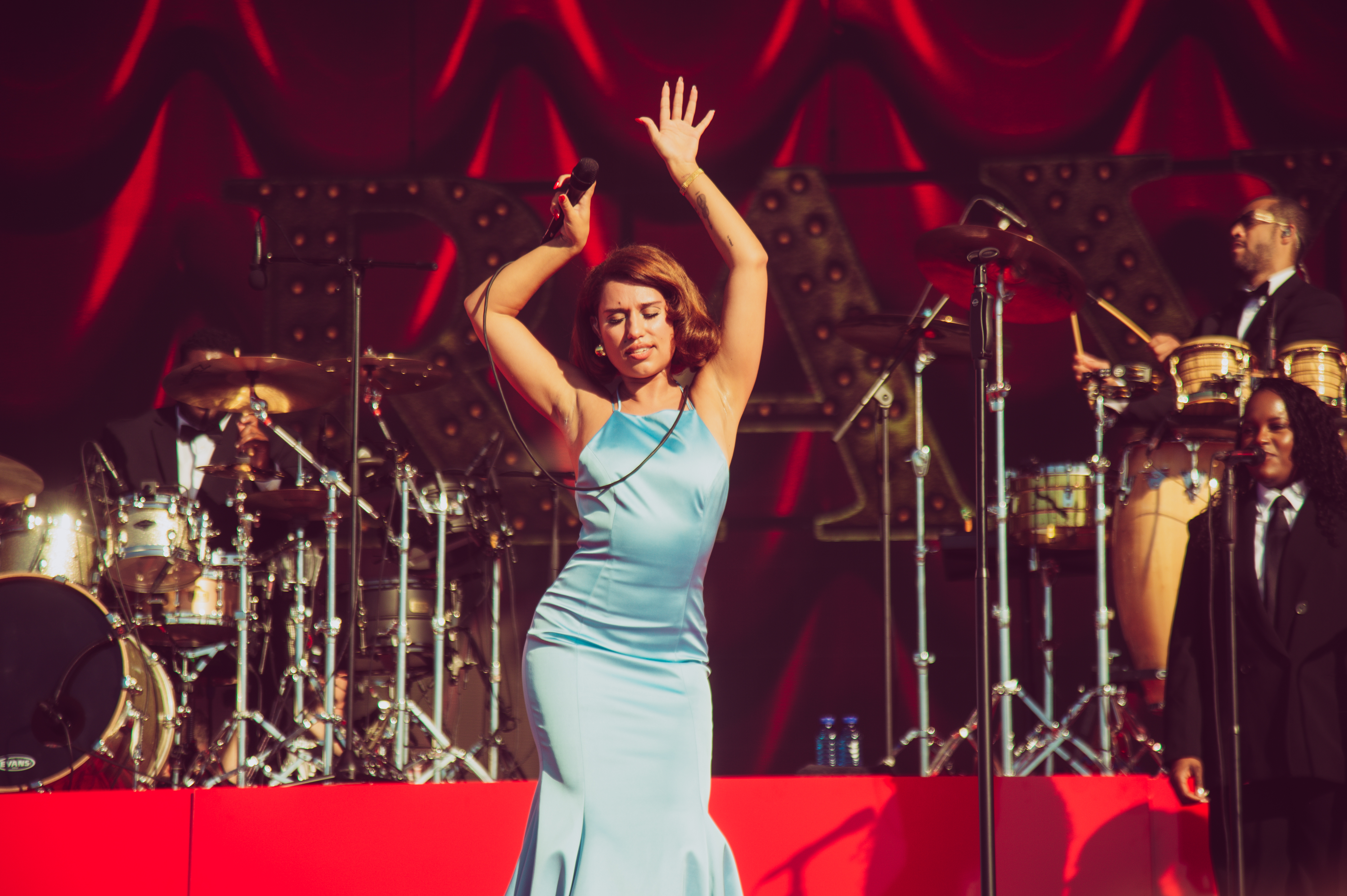 RAYE szuka męża i rusza w światową trasę koncertową