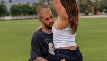 Hailey Bieber w ciąży? Fani podsycają plotki po rodzinnych zdjęciach opublikowanych przezJustin Bieber i Hailey Bieber – rodzina w centrum uwagi  Justin Bieber od lat znajduje się w świetle reflektorów. Jego życie prywatne nieustannie interesuje fanów i media na całym świecie. Od kilku lat jest szczęśliwym mężem Hailey Bieber, z którą w 2023 roku doczekał się pierwszego dziecka – syna.  Nowe zdjęcia Justina i Hailey wywołały spekulacje  Kilka dni temu piosenkarz opublikował na Instagramie serię rodzinnych fotografii. Na ujęciach widać Justina, Hailey oraz ich synka. To wystarczyło, by wśród internautów rozgorzały plotki, że Hailey Bieber może być w drugiej ciąży.  Wcześniej w mediach pojawiały się nawet zdjęcia, na których Justin obejmował kobiecy brzuszek – choć wiele osób sugerowało, że to archiwalne fotografie.  Fani przekonani: „Drugie dziecko Bieberów jest w drodze”  Pod zdjęciami pojawiła się lawina komentarzy od fanów z całego świata. Wielu z nich uważa, że Hailey spodziewa się drugiego dziecka.  „Ona znowu jest w ciąży”, „Jack, myślę, że niedługo przestaniesz być jedynakiem”, „Czy nadchodzi kolejny Bieber?” – to tylko część komentarzy, jakie można przeczytać pod postem Justina.  Internauci przekonują, że sylwetka modelki zdradza, iż rodzina Bieberów wkrótce się powiększy.  Kryzys zażegnany?  Co ciekawe, jeszcze niedawno w mediach spekulowano o kryzysie w małżeństwie Justina i Hailey. Para jednak skutecznie uciszyła plotki, pojawiając się razem na meczu koszykówki oraz publikując romantyczne zdjęcia.  Teraz pytanie brzmi: czy młodzi rodzice rzeczywiście planują powiększenie rodziny? Justina Biebera