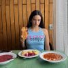 Rosalia pozuje ze schabowym i pomidorową na warszawskiej Pradze