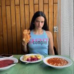 Rosalia pozuje ze schabowym i pomidorową na warszawskiej Pradze