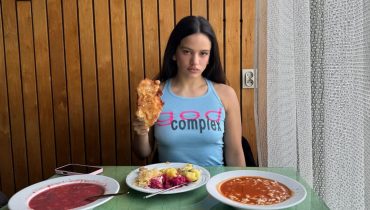 Rosalia pozuje ze schabowym i pomidorową na warszawskiej Pradze