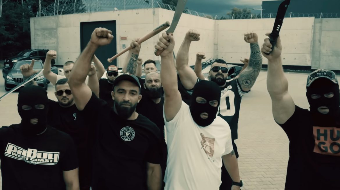 Po 17 latach, Ważka nadal rapuje do maczety jak do mikrofonu. Memiczne „Życie ostre jak maczeta” doczekało się kontynuacji