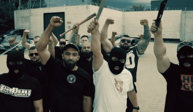 Po 17 latach, Ważka nadal rapuje do maczety jak do mikrofonu. Memiczne „Życie ostre jak maczeta” doczekało się kontynuacji