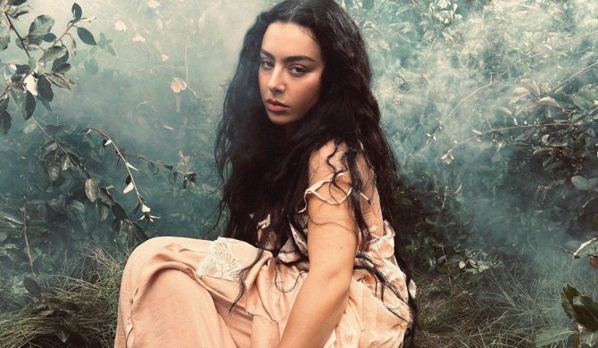 Charli XCX zapowiada „Wichrowe wzgórza” kolejnym singlem