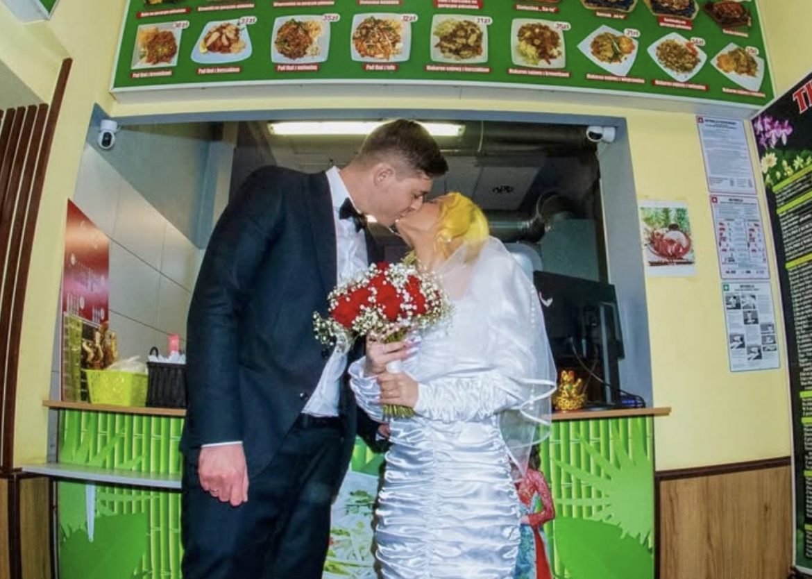 Dziarma pochwaliła się sesją ślubną. „W sukience teściowej. Najszczęśliwszy dzień mojego życia”