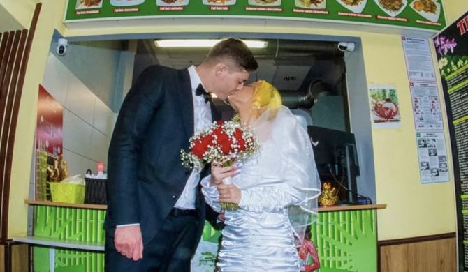 Dziarma pochwaliła się sesją ślubną. „W sukience teściowej. Najszczęśliwszy dzień mojego życia”