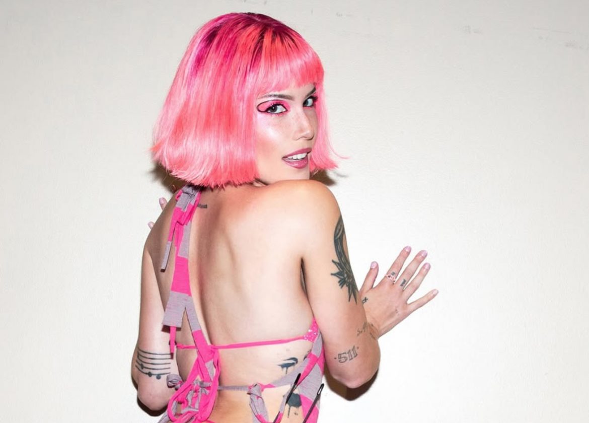 Fan złapał Halsey za pośladki podczas koncertu