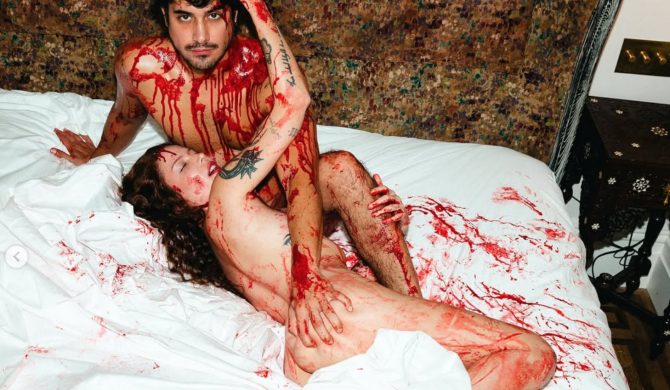 Halsey i jej narzeczony całkowicie nago w szokującym stroju na Halloween