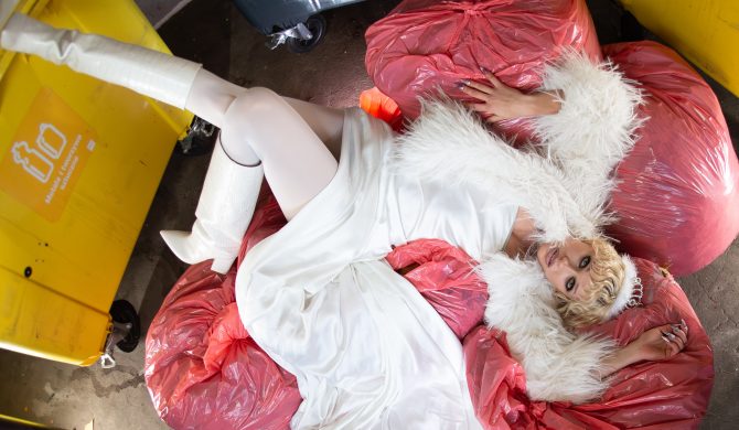 „Prawdziwa Pani Domu robi kanapki z hajsem”. Hela debiutuje mocnym teledyskiem