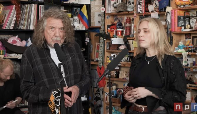 Robert Plant wykonuje klasyk Led Zeppelin podczas Tiny Desk Concert. „To jak Live Aid – tam też się nie słyszałem”